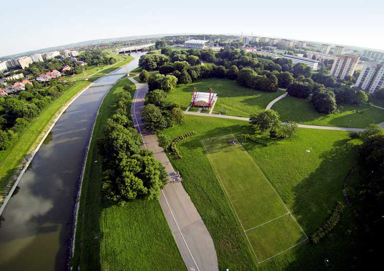 budowa boiska do ultimate frisbee na bulwarach